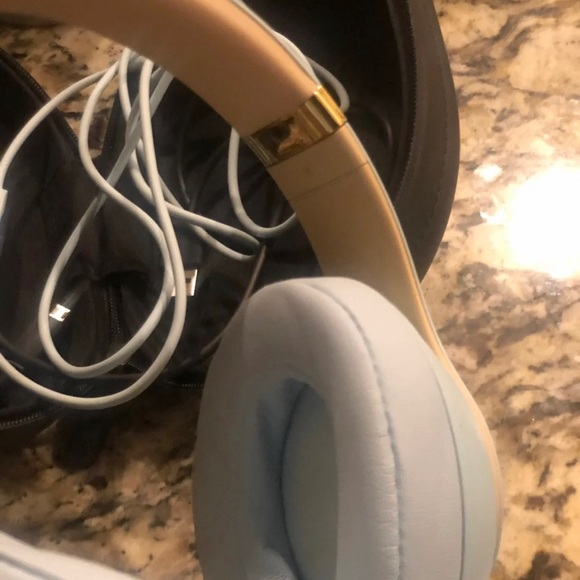 Beats by Dre Studio 3 Headphones Skyline Collection in Crystal Blue - Picture 4 of 5